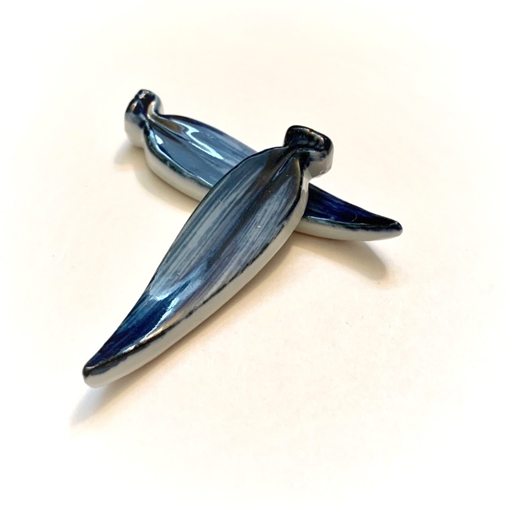 VTG 2 Glazed White Blue Ceramic Leaf Chopstick Rests